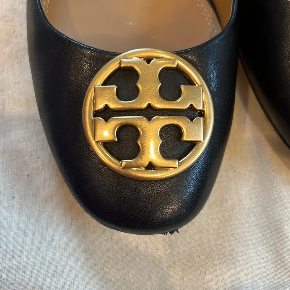 Tory Burch Chelsea Ballet Flat in Black with Gold Signature Logo - Picture 13 of 14